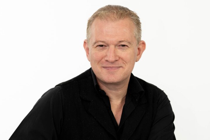 Motivational speaker supports networking event