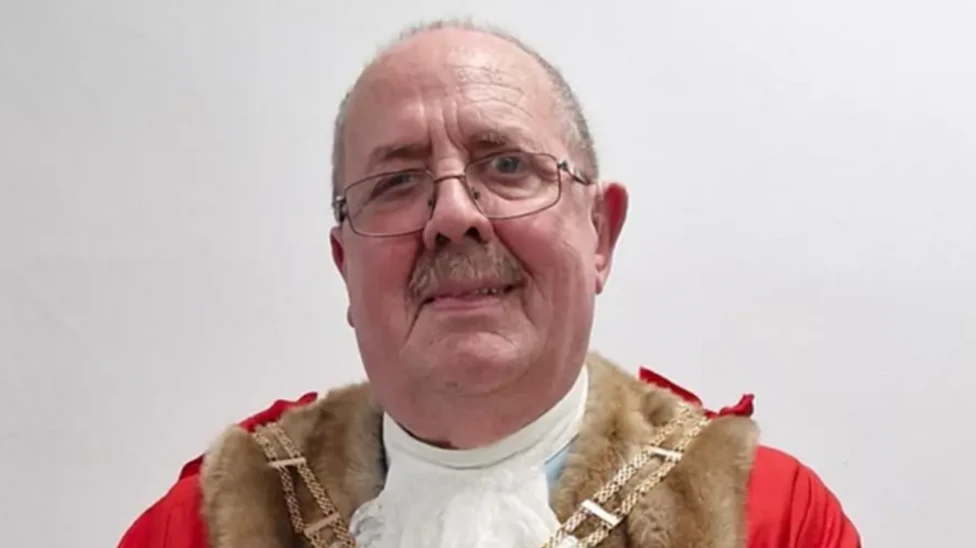 Mayor was dazzled by tractor lights before crash.
