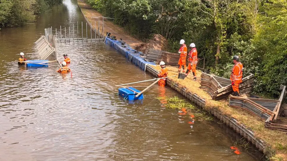 Llangollen canal breach near Nantwich