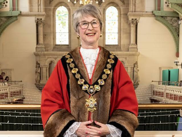 Town mayor welcomes community to her civic parade today.